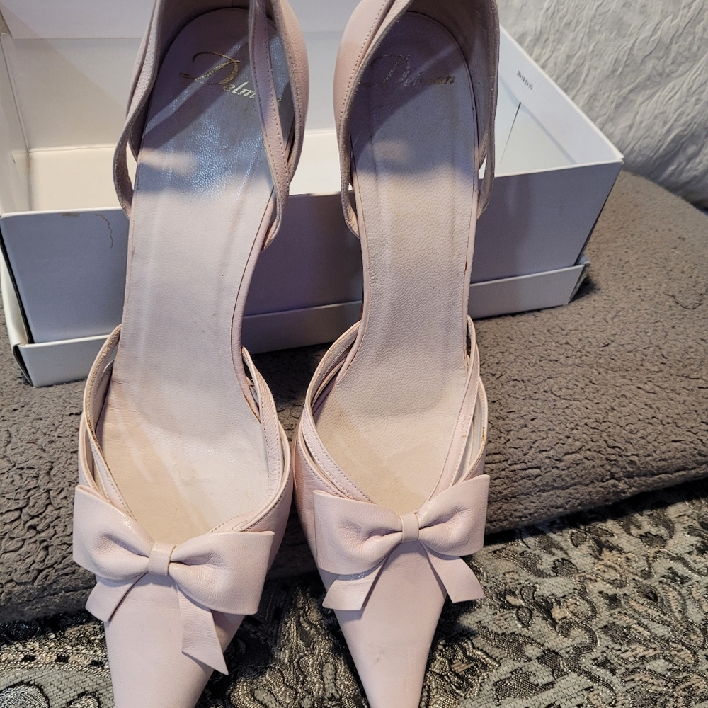 Pink pumps by Delmar